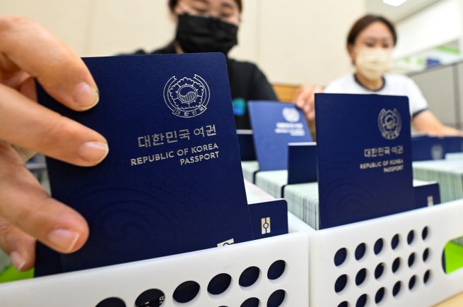 With a South Korean passport alone, travelers can visit as many as 190 countries around the world without a visa. (Yonhap)